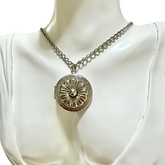 48-25 Preloved Vintage Sumerian Flower (The Flower of Life) Locket - Picture 2 of 4